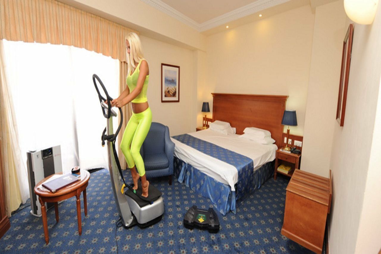 Fortina Spa Resort Sliema Dış mekan fotoğraf A woman on an elliptical trainer